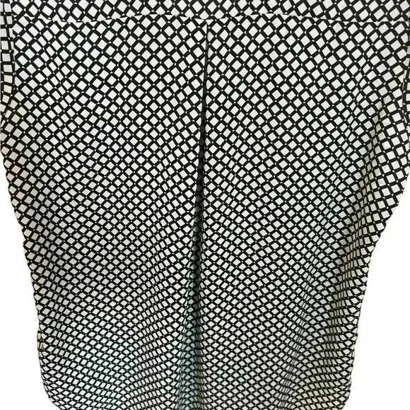 Pleione Short Sleeve Black and White Geo Print Split Neck Top L. - Picture 4 of 5
